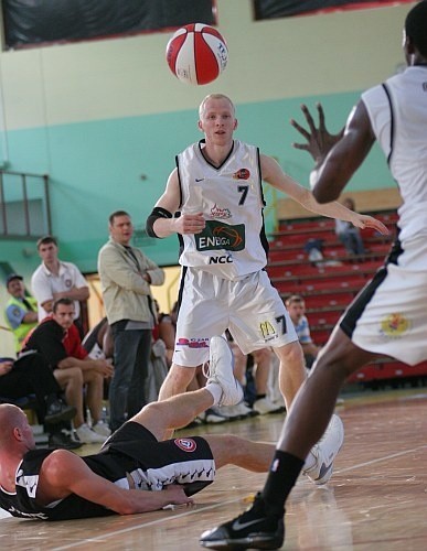 Od zwyciestwa rozpoczeli koszykarze Energi Czarnych Slupsk turniej o puchar prezydenta Starogardu Gdanskiego. Zespól Igora Griszczuka pokonal jednym punktem Basket Kwidzyn 85:84.