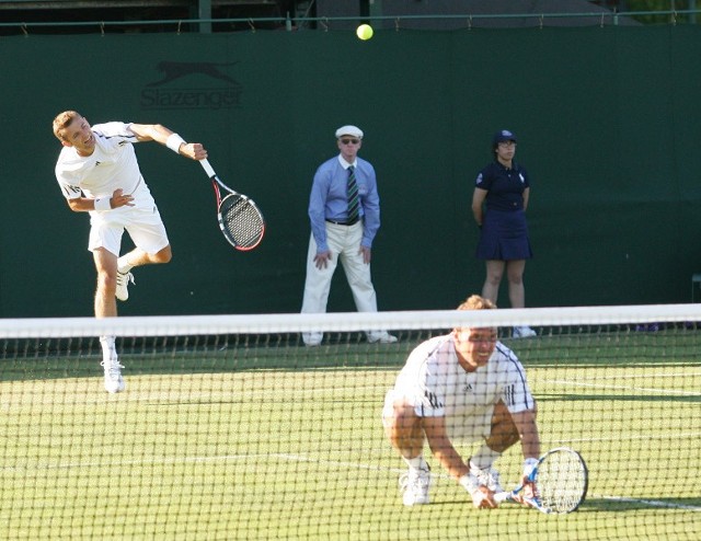 Marcin Matkowski (kuca przy siatce) oraz Mariusz Fyrstenberg (serwuje) obronili w Eastbourne tytuł sprzed roku. 