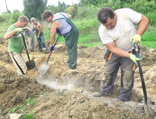 Chodnik ma być gotowy na 13 grudnia. Jego długość to 1,1 km. Poprowadzi z osady na wzgórze, gdzie mieszka przeszło 20 rodzin.