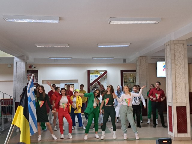 Uczniowie i nauczyciele zaangażowali się w przygotowanie Europejskiego Dnia Języków Obcych.