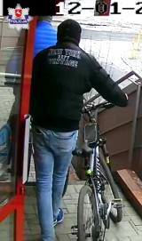 Kradzieże rowerów w Lublinie. Policjanci zatrzymali dwóch mężczyzn, których nagrała kamera monitoringu w jednym z bloków
