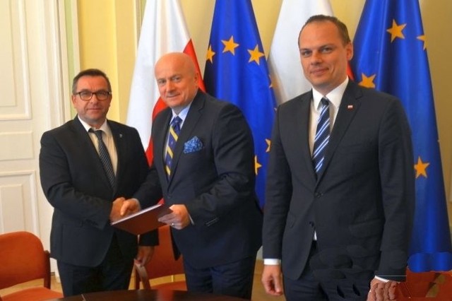 Od lewej wójt jeżowskiej gminy Marek Stępak, minister sportu Jarosław Stawiarski i poseł Rafał Weber