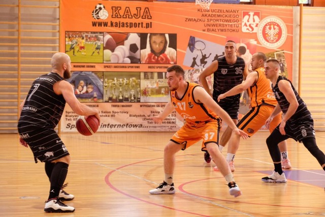 Bartłomiej Wróblewski (przy piłce) dał Turowi Basket Bielsk Podlaski awans do II rundy play-off