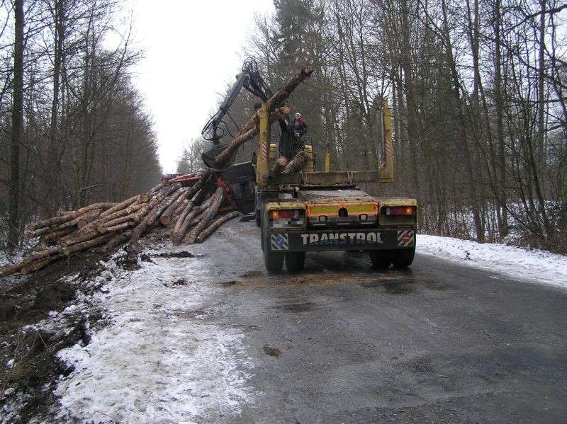 Wywrotka TIR-a z drewnem. Droga całkowicie zablokowana