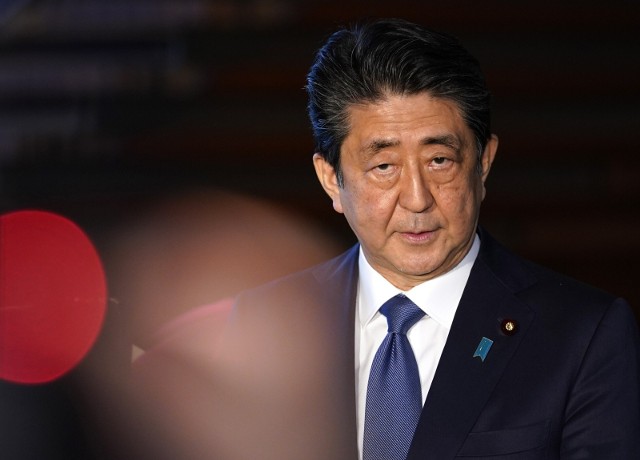 Były premier Shinzo Abe został zastrzelony z bliskiej odległości podczas przemówienia przed dworcem kolejowym w zachodniej prefekturze Nara około południa w piątek przed niedzielnymi wyborami do izby wyższej.