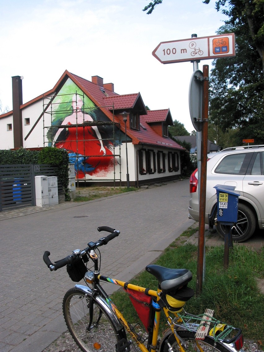 Drogowskaz parkingu rowerowego w Poddąbiu