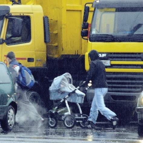 Piesi na skrzyżowaniu ulic Sobieskiego i Szczecińskiej. Pełna dezorientacja.