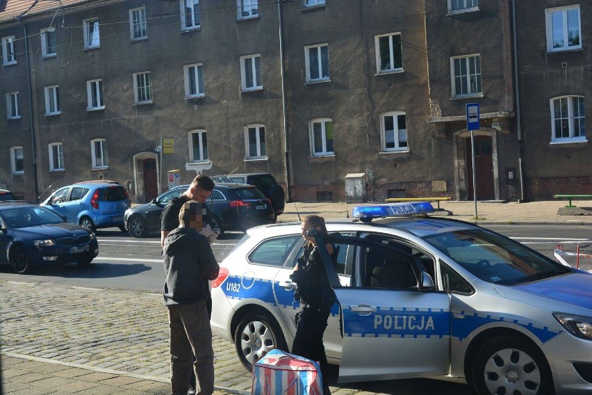 Policjantka z pistoletem maszynowym podczas kontroli na...