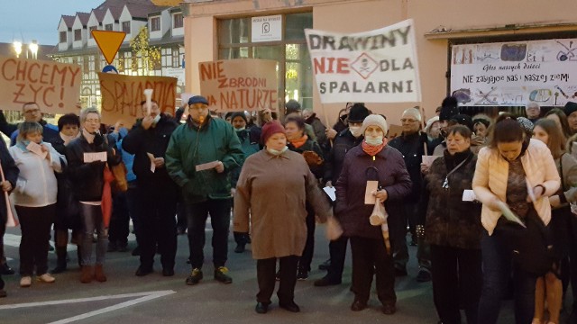 Przeciwko spalarni mieszkańcy protestowali we wtorek przed urzędem gminy Drezdenko.