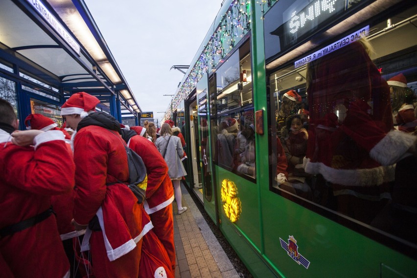 143 Mikołajów specjalnym tramwajem zawiozło prezenty chorym dzieciom