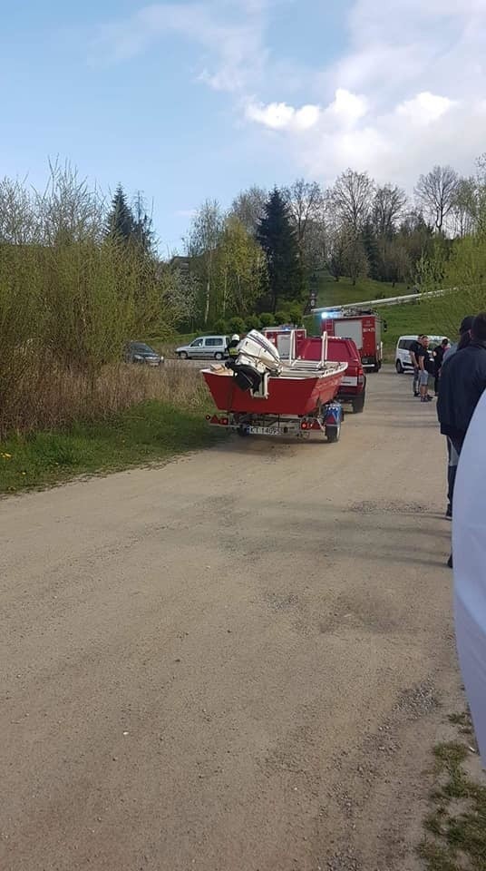 Dunajec porwał wędkarza. Uratowały go pozostałości starego mostu i strażacy