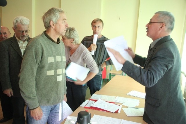 Józef Poterek (z lewej), były przewodniczący rady gminy w Lubszy a dzisiaj właściciel ziemi oskarża obecnego szefa rady Dariusza Bandrowskiego (z prawej) o sprzyjanie interesom innych rajców w tym wicewójta. - Uchwała będzie zaskarżona, bo zrobiliście wielkie draństwo ludziom - mówił. Bandrowski ripostował: - Nie macie państwo racji a intertes kilku osób nie może zahamować procedury administracyjnej. Na ten plan czeka przecież większość wsi - mówi.