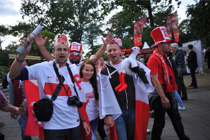 Polscy kibice w drodze na Commerzbank Arena we Frankfurcie...