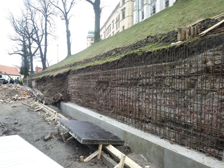 Wypadek w Krakowie. Pod Wawelem runął mur. Nie żyje robotnik [ZDJĘCIA, WIDEO]