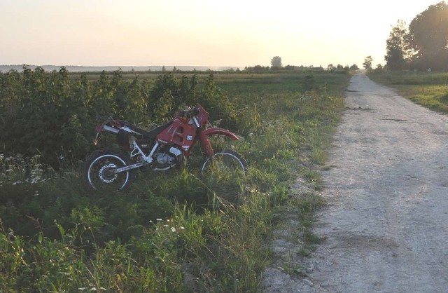 Aleksandrów: Nastolatek na motocyklu ojca wjechał do rowu