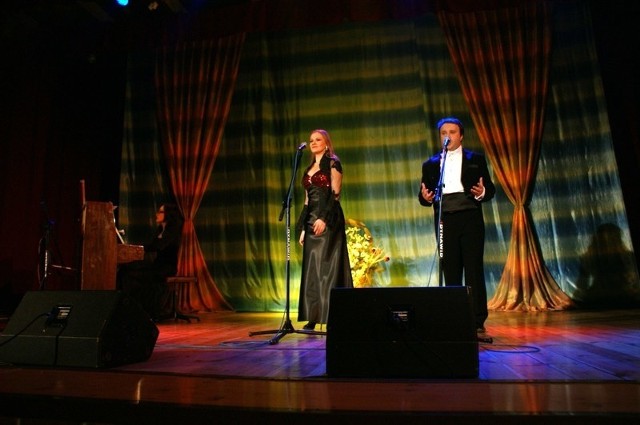 Znane operetkowe hity zaprezentowali publiczności: Sylwia Strugińska &#8211; sopran, Aleksander Zuchowicz &#8211; tenor oraz Magdalena Brzezińska, pianistka.