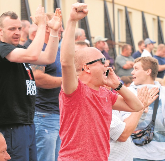 Tak po zdobyciu drugiej bramki w meczu w Daleszycach cieszył się prezes Sparty Caffaro Mateusz Bomba (na pierwszym planie).