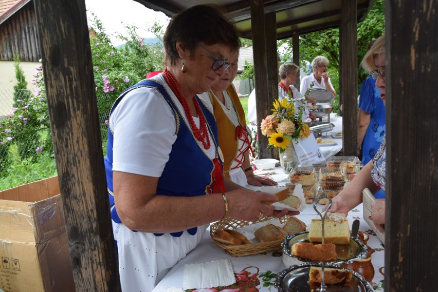 Szymbark. XV Panorama Kultur. W skansenie głośno gra muzyka, jest mnóstwo ludzi, są stoiska z rękodziełem, gospodynie częstują pysznościami