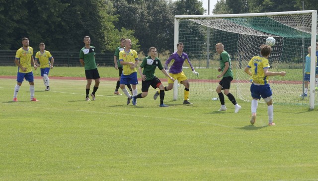 Neptun pewnie wygrał z Partyzantem Radoszyce 5:1 w czwartoligowych derbach powiatu koneckiego.Partyzant Radoszyce - Neptun Końskie 1:5 (1:2)Bramki: Paweł Laskowski 45 - Karol Armata 21, Krzysztof Pach 29, 77, Patryk Kwiecień 51, Paweł Markowicz 80.Neptun: Herda - Markowicz, Sierszyński, Wojna, Sztandera (od 86' Milcarz) - Kwiecień, Kotarzewski ( od 82' Białas) Armata, Sroka (od 65' Skoczylas) Urban (od 70' Dajer) - Pach (od 80' Pilarski).Mamy dla Was zdjęcia z derbowego pojedynku.Szczegóły na kolejnych slajdach.(dor)