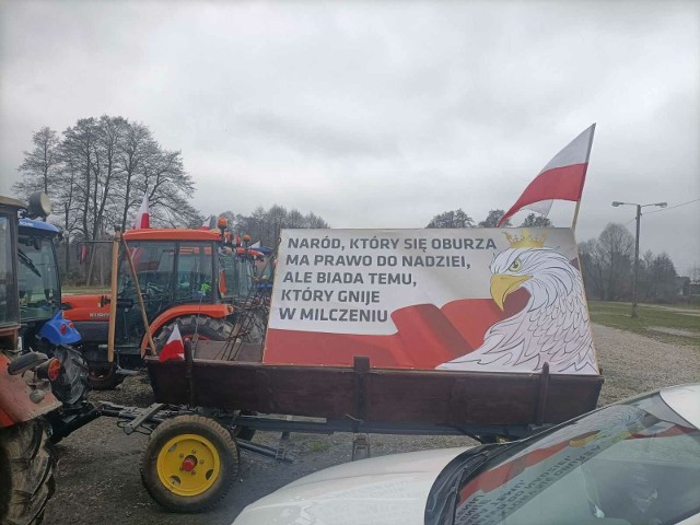 Rolnicy zebrali się w Grójcu, aby wyruszyć w kierunku trasy S-7 i zablokować ją.