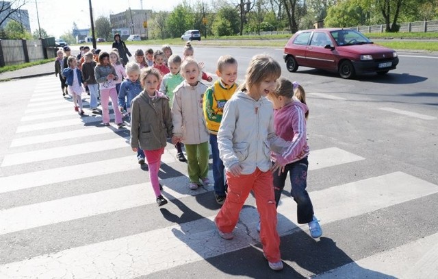 Co roku uczniowie klas pierwszych z SP-15 ze swoją panią poznają drogę ze szkoły do domu, ucząc się zasad bezpieczeństwa