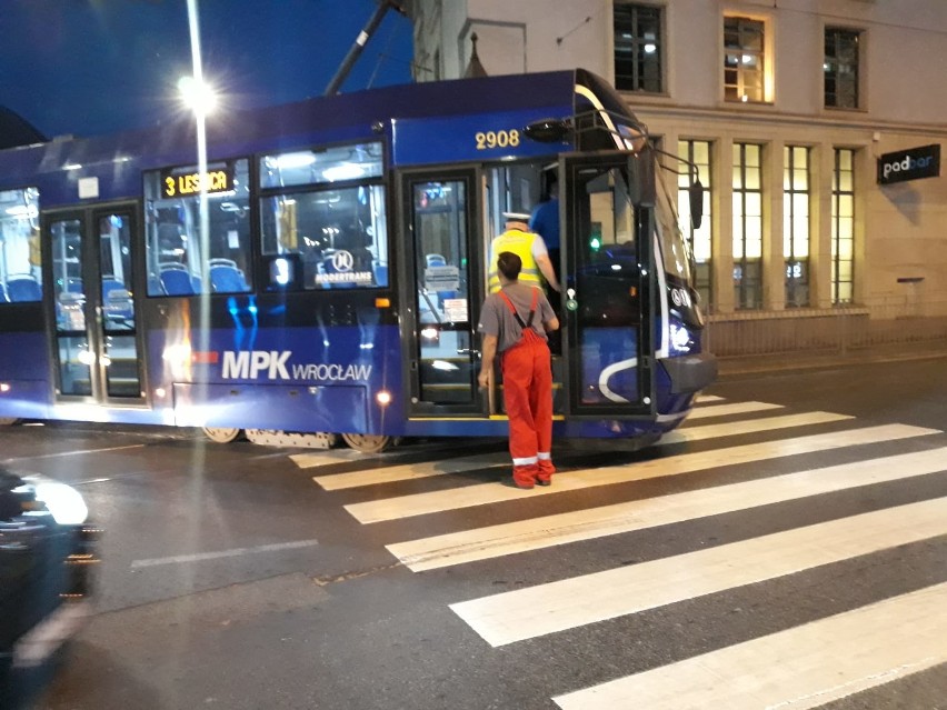 Wykolejenie tramwaju w centrum. Wagon wpadł na przejście dla pieszych