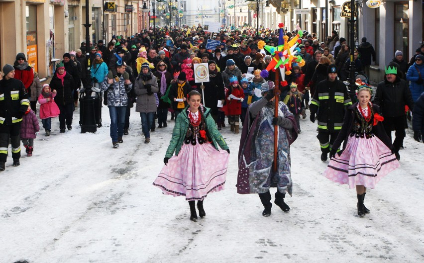 W 2015 r. Orszak Trzech Króli wędrował ul. Jagiellońską w Nowym Sączu. Był śnieg i tłum ludzi [ZDJĘCIA]