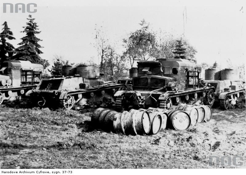 Czołgi 7TP w wersji dwuwieżowej, porzucone w 1939 roku z...