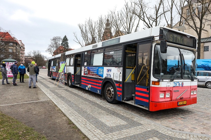 Historyczny autobus z wystawą przy Wałach Chrobrego w Szczecinie. Można zwiedzić legendarne Volvo B10MA. Zobacz zdjęcia i wideo