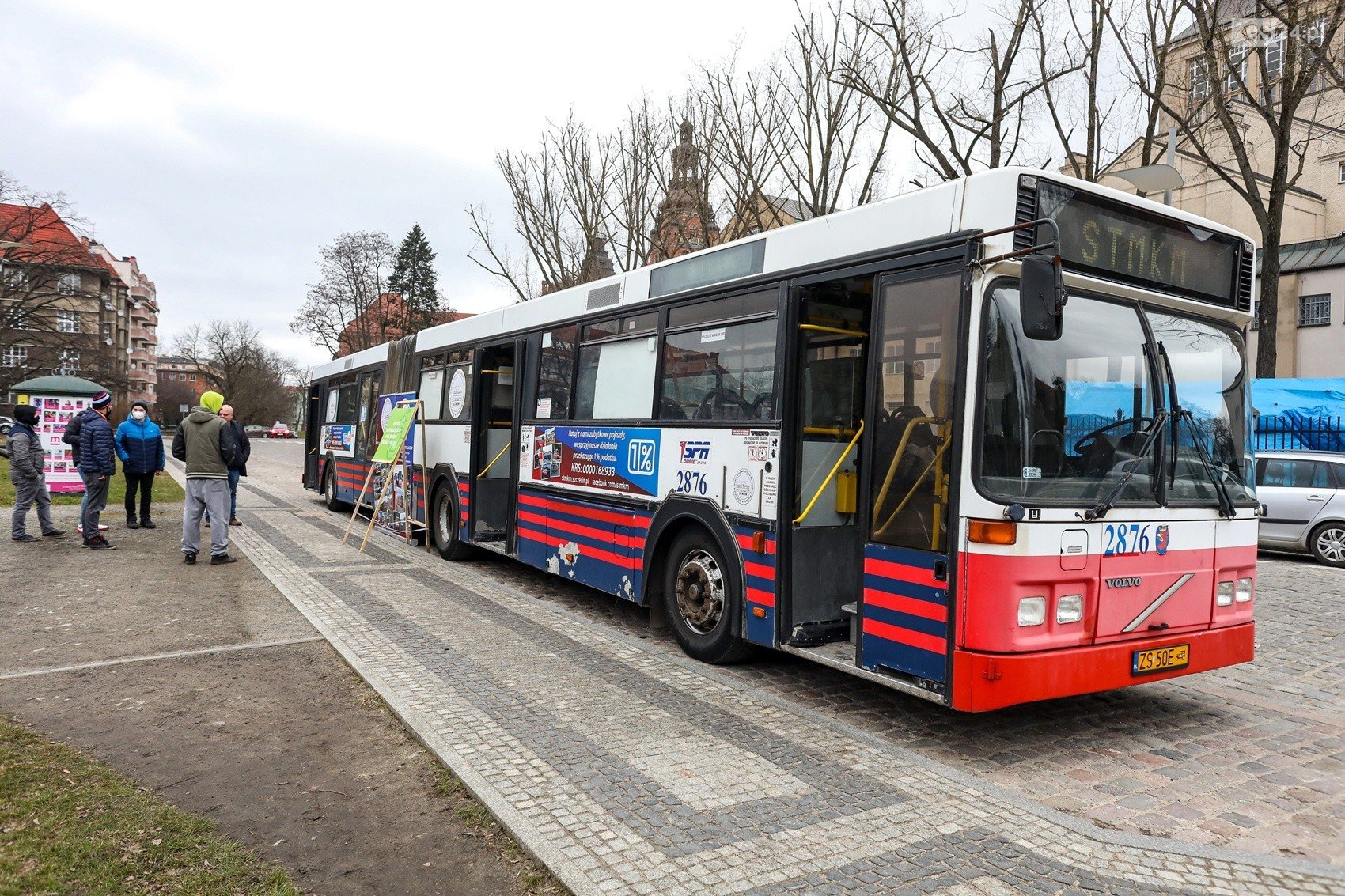 Historyczny autobus z wystawą przy Wałach Chrobrego w
