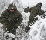 Żołnierze z Brzegu pomagają energetykom przywrócić prąd w odciętych od świata wsiach