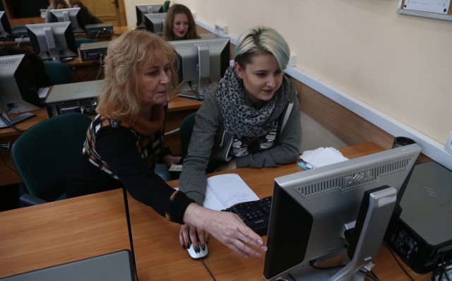 Dyrektor szkoły Jolanta Marecik (z lewej) jest przekonana o tym, że w budynku przy Drukarskiej jej uczniowie mają dobre warunki