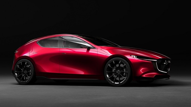 Mazda Kai Concept Pod względem stylistycznym możemy zaobserwować rozwój filozofii KODO. Zrezygnowano z przetłoczeń na bokach karoserii. Uwagę zwraca także szeroki tylny słupek oraz okrągłe końcówki układu wydechowego.Fot. Mazda