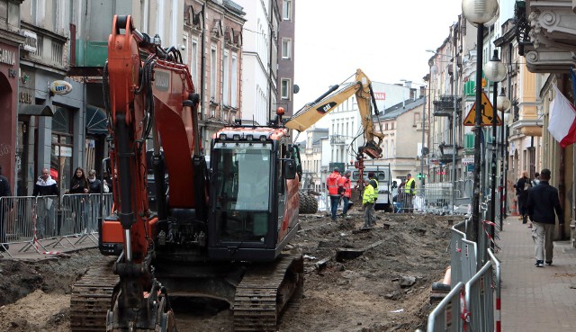 Powoli, ale w końcu do przodu  posuwają się prace na spóźnionej o pięć miesięcy budowie ul. Toruńskiej. Na najwcześniej rozkopanym odcinku między ul. Marcinkowskiego a Kwiatową trwa układanie kostki przy nowym torowisku. Po stronie al. 23 Stycznia, układana jest podbudowa pod nową nawierzchnię