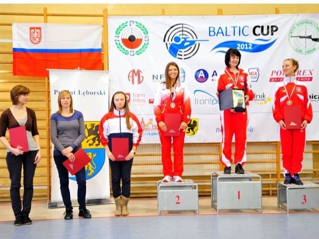 Paula Wrońska na drugim stopniu  podium. Druga z lewej Joanna Kuczerowska ze Słupska.