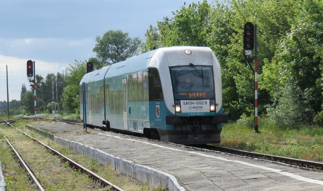 Szynobus spółki Arriva wjeżdża na stację w Lipnie (zdjęcie archiwalne)