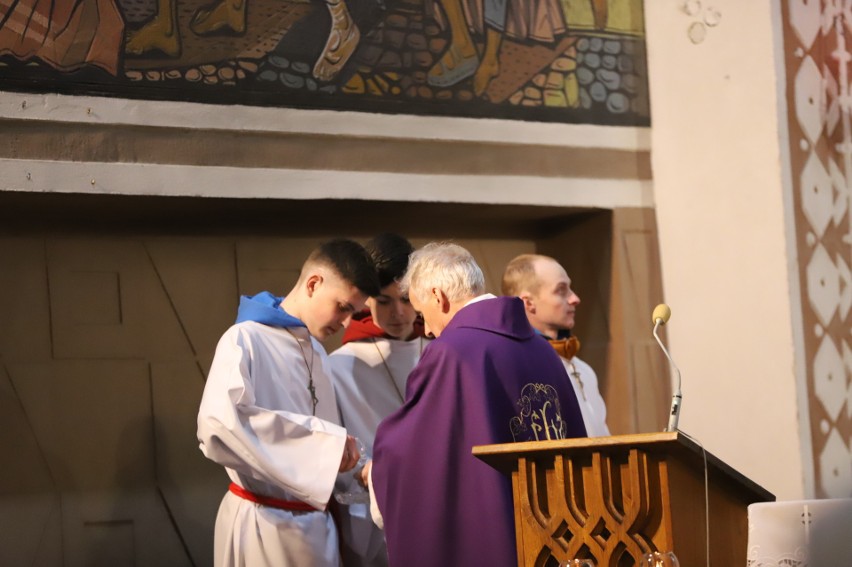 Msza święta pod przewodnictwem biskupa Mariana Florczyka i Droga Krzyżowa w Masłowie. Było bardzo dużo wiernych. Zobacz zdjęcia