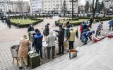 Bazylika w Bydgoszczy oblężona przez potrzebujących czekających na posiłki. Księża wzięli się za gotowanie [zdjęcia]