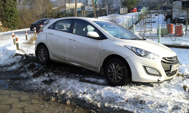 Ślisko na Naramowicach. Samochód wpadł w poślizg i zatrzymał się na poboczu. Gdzie są piaskarki?