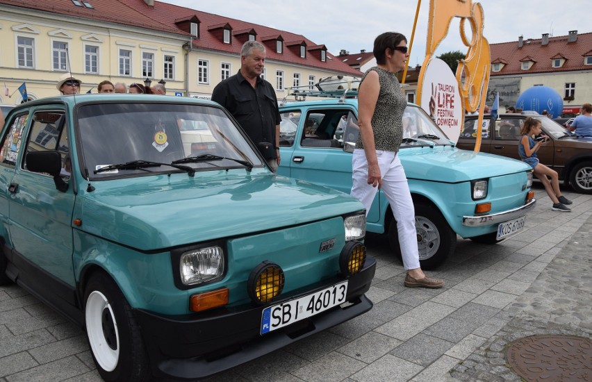 Perełki motoryzacji na oświęcimskim rynku - trudno było oderwać wzrok od zabytkowych samochodów [ZDJĘCIA]