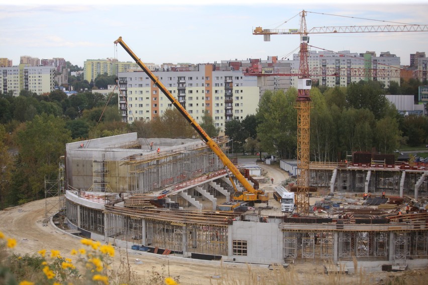 Ogromny dźwig unosił potężne belki stropowe hali...