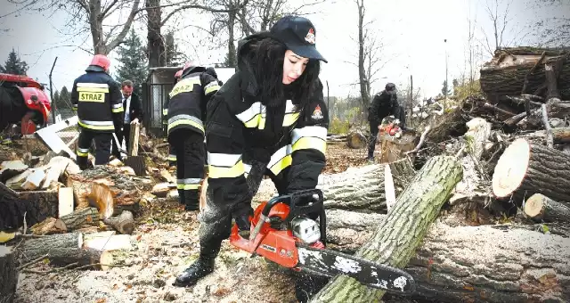 - To ciężka praca, zwłaszcza dla tak drobnej kobiety jak ja. Ale cel jest szczytny, więc warto się trochę wysilić - mówi Ewelina Popławska, z podlaskiej straży pożarnej.