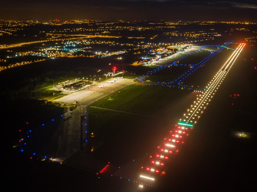 Liczba pasażerów Katowice Airport w trzecim kwartale 2019. Mały spadek w ruchu regularnym, mały wzrost w czarterach . Hity lata i nowości