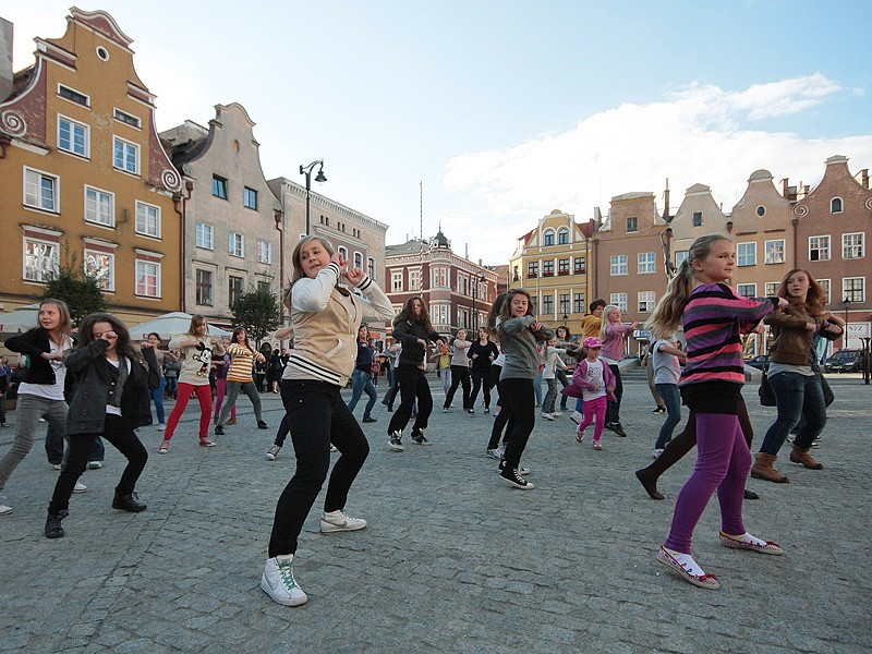 Happening taneczny (flash mob) na grudziądzkim rynku [zdjęcia]
