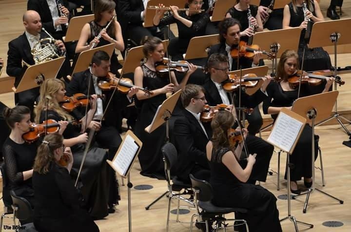 Wywodząca się z Myślenic orkiestra Polish Art Philharmonic koncertuje w najznakomitszych salach Europy