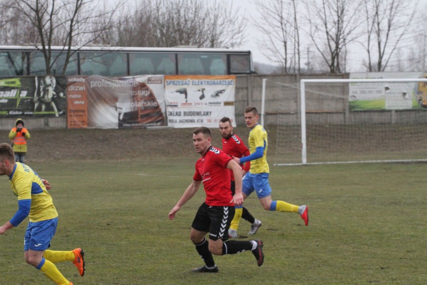 Trzecia liga. Ciekawy mecz w Daleszycach. Spartakus przegrał z Hutnikiem Kraków 0:1 [DUŻO ZDJĘĆ, WIDEO]