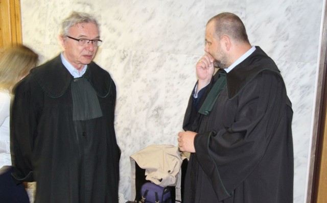 Adwokaci reprezentujący aresztowanego prezydenta miasta, od lewej Ryszard Łepski i Damian Bogdański