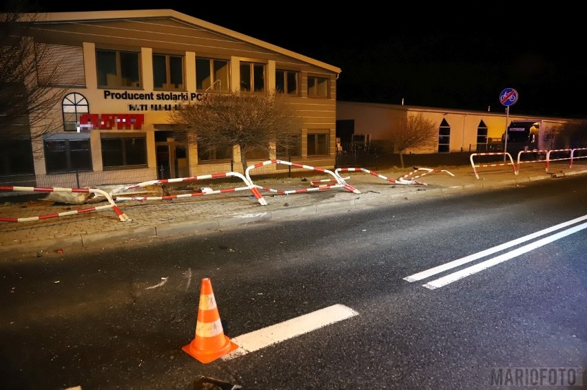 Wypadek w Źlinicach. Samochód, który prowadził 20-latek, koziołkował. Mercedes zatrzymał się na boku 