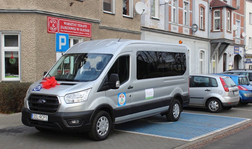 Nowy bus Warsztatów Terapii Zajęciowej w Oleśnie.