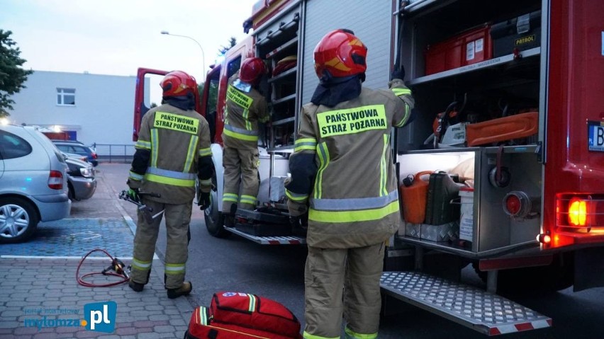 Mężczyzna ukrył się przed policją w pojemniku na odzież....